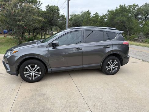 Used 2017 Toyota RAV4 LE FWD image 5