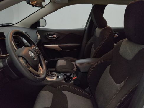 Used 2017 Jeep Cherokee Sport FWD image 17