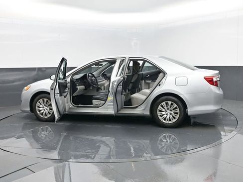 Used 2012 Toyota Camry LE image 28