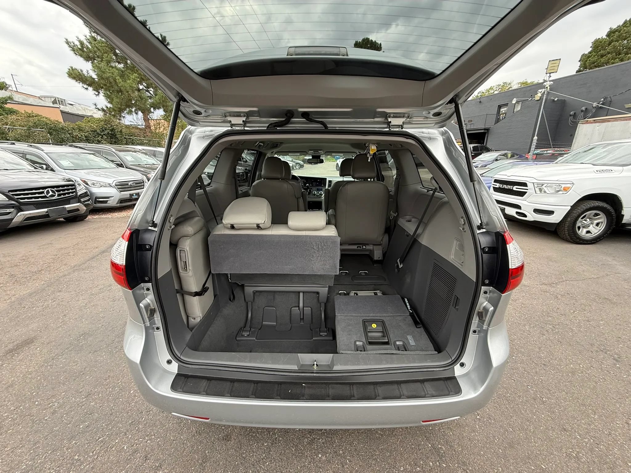 Used 2019 Toyota Sienna LE FWD image 17