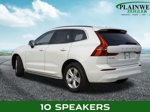 Used 2022 Volvo XC60 B5 Momentum image 2