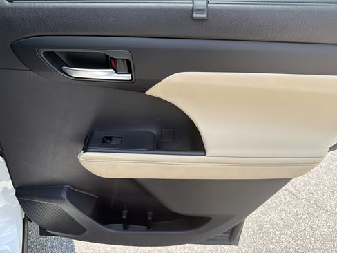 Used 2023 Toyota Highlander XLE AWD/4WD image 26