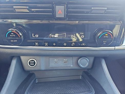 Used 2021 Nissan Rogue SV image 25