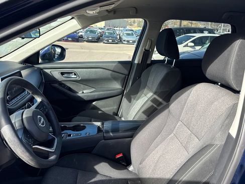 Used 2024 Nissan Rogue SV image 2