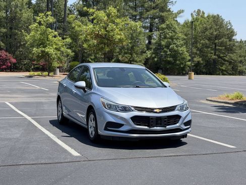 Used 2018 Chevrolet Cruze LS FWD image 1