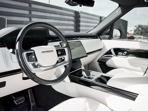 Used 2024 Land Rover Range Rover Long Wheelbase SE image 2