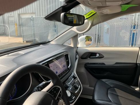 Used 2022 Chrysler Pacifica Touring-L FWD image 24