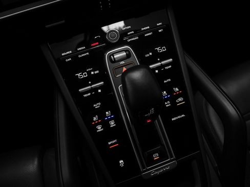 Used 2023 Porsche Cayenne Platinum Edition image 35