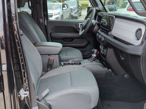 Used 2025 Jeep Wrangler Unlimited Sahara AWD/4WD image 25