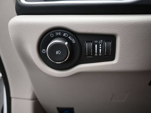 Used 2024 Chrysler Pacifica Touring-L FWD image 31