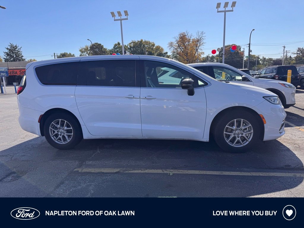 Used 2025 Chrysler Pacifica Select FWD image 1