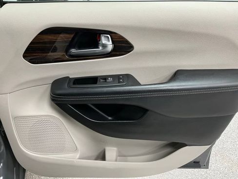 Used 2023 Chrysler Pacifica Limited FWD image 53
