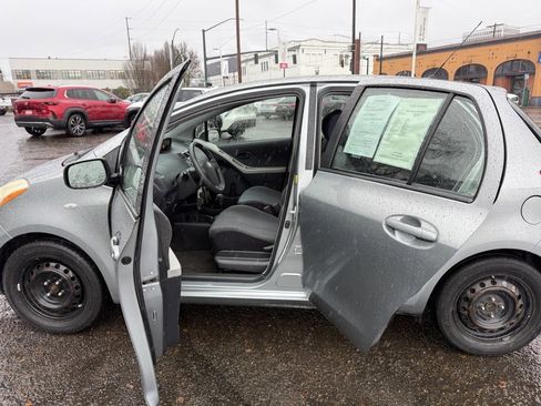 Used 2011 Toyota Yaris 4-Door Hatchback image 17