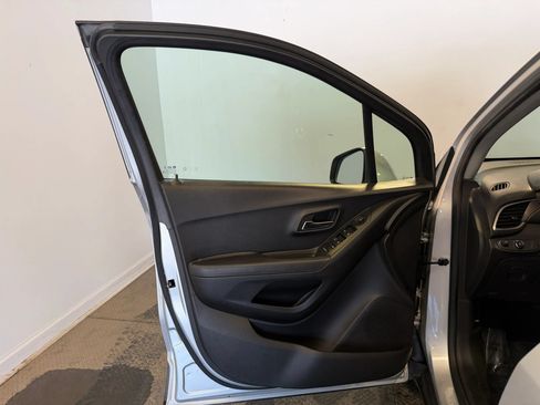 Used 2019 Chevrolet Trax LT w/ LT Convenience Package FWD image 10