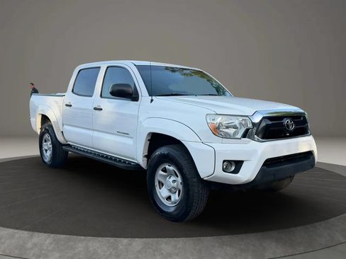 Used 2014 Toyota Tacoma PreRunner w/ SR5 Package RWD image 3
