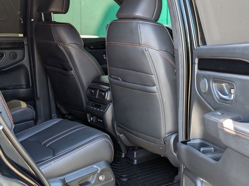 Used 2025 Honda Pilot TrailSport image 13