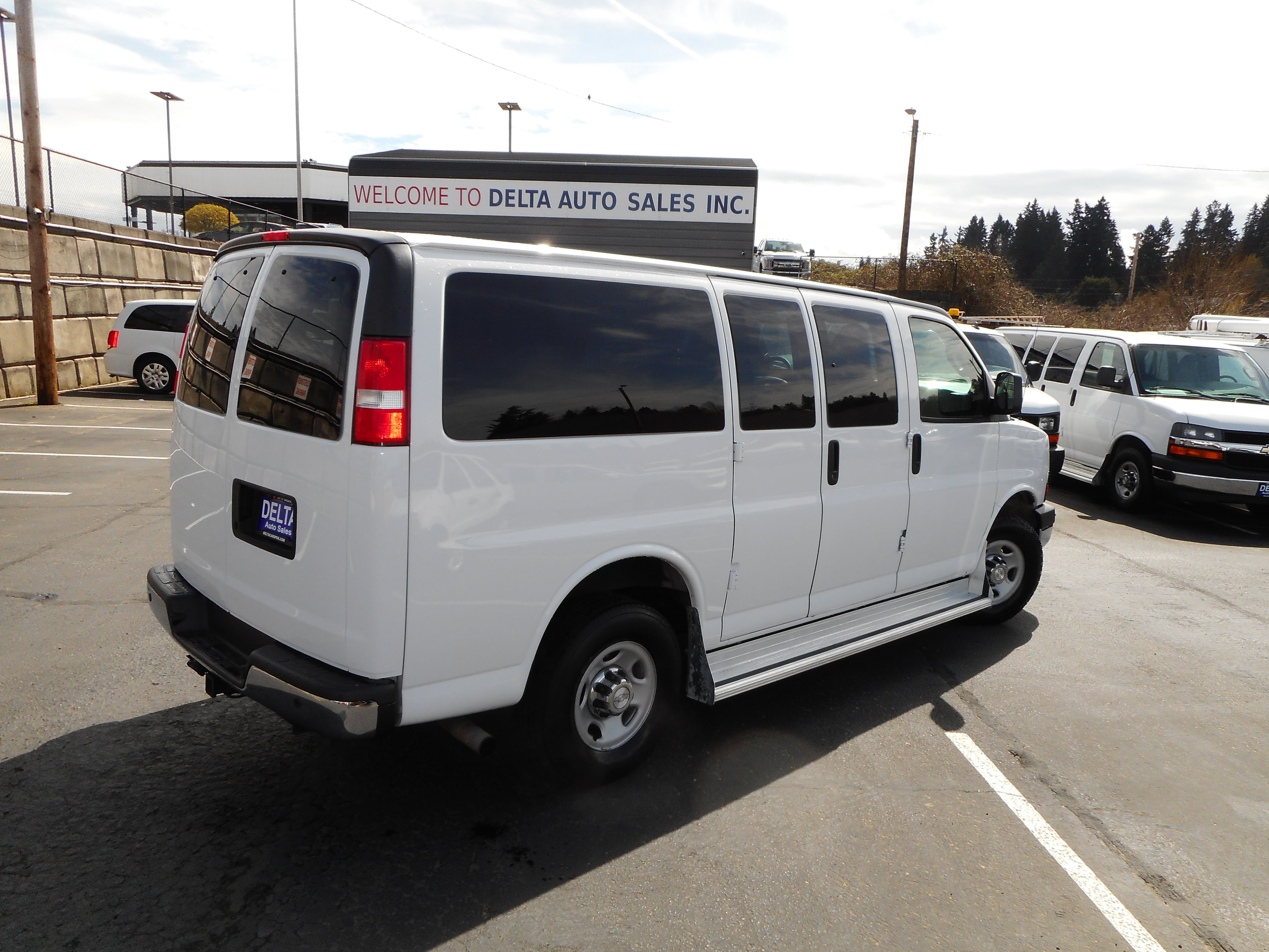Used 2017 Chevrolet Express 3500 LT w/ LT Preferred Equipment Group RWD image 8