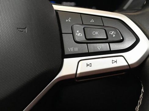 Used 2022 Volkswagen Tiguan SE w/ Panoramic Sunroof Package image 16