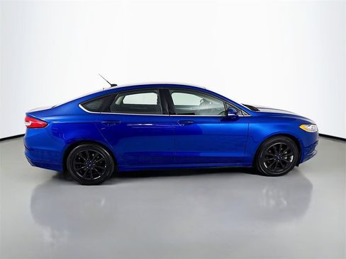 Used 2017 Ford Fusion SE w/ Fusion SE Technology Package image 8