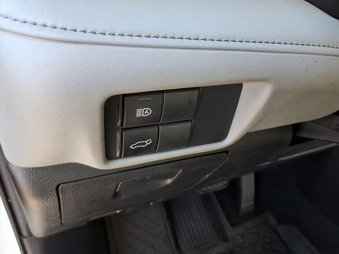 Used 2020 Toyota Highlander XLE image 27