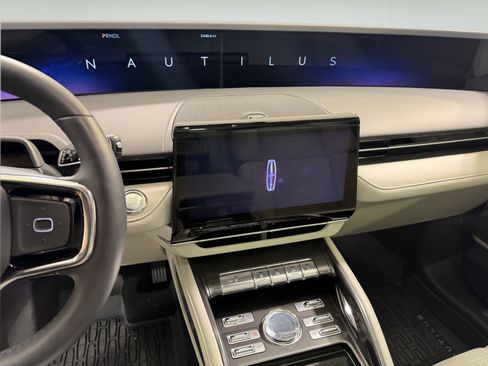 Used 2026 Lincoln Nautilus Reserve AWD/4WD image 19