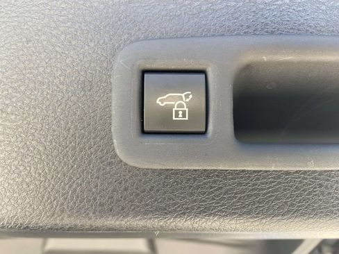 Used 2025 Toyota Sienna XLE w/ XLE Plus Package FWD image 11