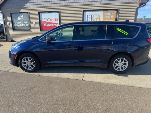Used 2017 Chrysler Pacifica Touring image 8