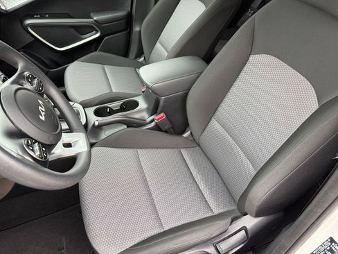 Used 2025 Kia Soul LX w/ LX Technology Package FWD image 36