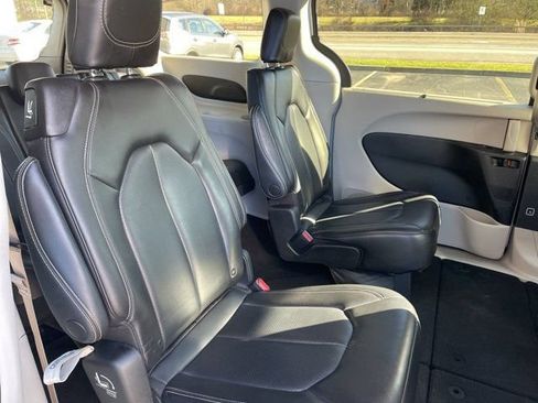 Used 2023 Chrysler Pacifica Touring-L FWD image 13