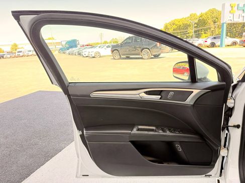 Used 2019 Ford Fusion SE FWD image 11