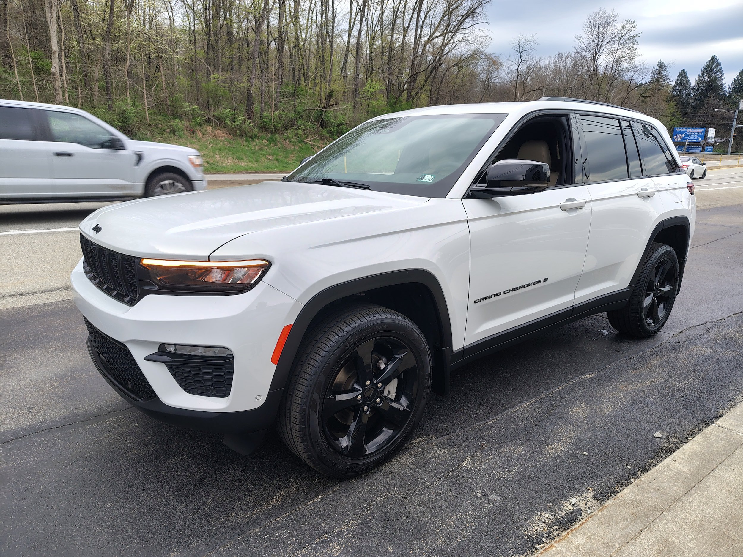 Certified 2024 Jeep Grand Cherokee Limited w/ Luxury Tech Group II AWD/4WD image 4