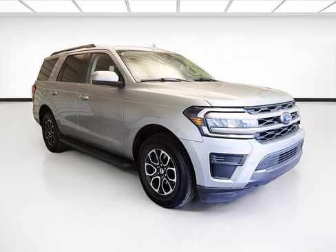 Used 2024 Ford Expedition XLT AWD/4WD image 3