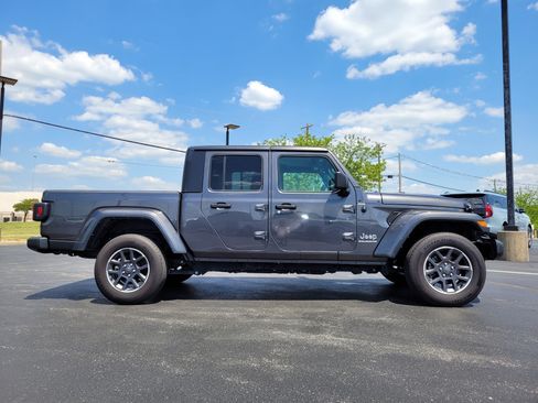 Used 2023 Jeep Gladiator Overland AWD/4WD image 2