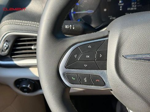 Used 2022 Chrysler Pacifica Touring-L FWD image 22