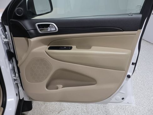 Used 2020 Jeep Grand Cherokee Laredo AWD/4WD image 23