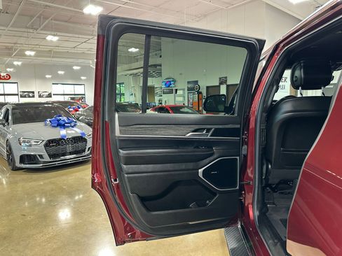 Used 2022 Jeep Wagoneer Series III image 38