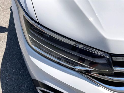 Certified 2022 Volkswagen Tiguan SE w/ Panoramic Sunroof Package AWD/4WD image 27