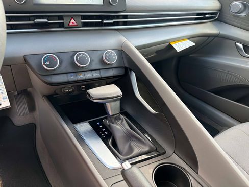 Used 2024 Hyundai Elantra SE image 23