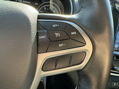 Used 2019 Jeep Cherokee Limited image 18