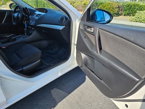 Used 2013 MAZDA MAZDA3 i Sport FWD image 23