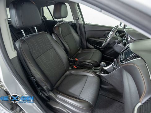 Used 2019 Chevrolet Trax LT w/ LT Convenience Package FWD image 41