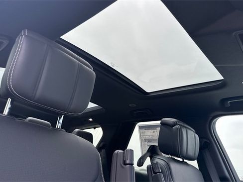 New 2025 Land Rover Discovery Dynamic SE image 17