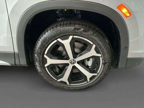 New 2025 Volkswagen Tiguan SE image 14