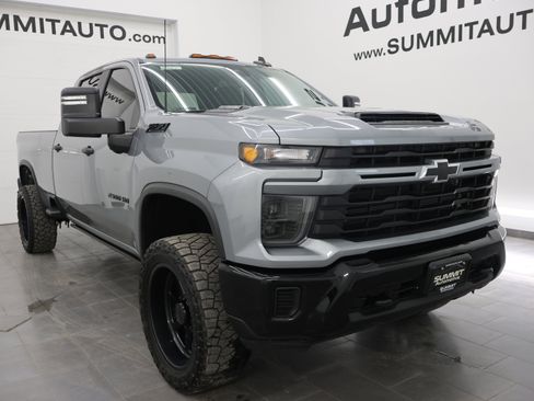 Used 2024 Chevrolet Silverado 2500 Custom w/ Custom Value Package image 2