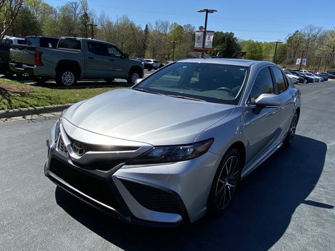 Used 2024 Toyota Camry SE image 1