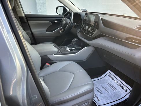 Used 2020 Toyota Highlander XLE image 14