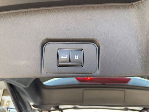 Used 2025 Nissan Rogue SV FWD image 23