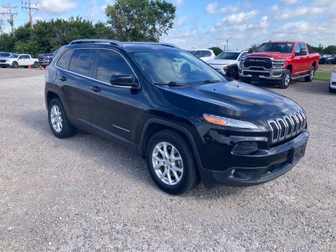 Used 2016 Jeep Cherokee Latitude AWD/4WD image 9