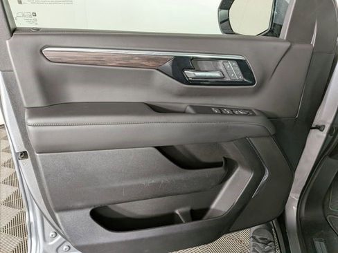 Certified 2025 Chevrolet Suburban Z71 AWD/4WD image 16