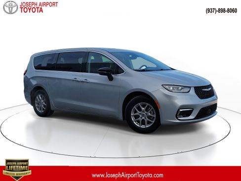 Used 2024 Chrysler Pacifica Touring-L image 1